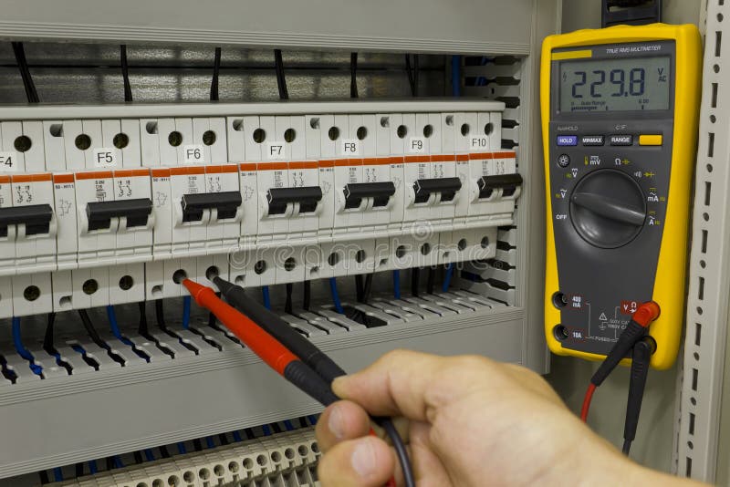 Elektroingenieur bei der Arbeit stockfotografie Elektroingenieur bei der Arbeit stockfotografie