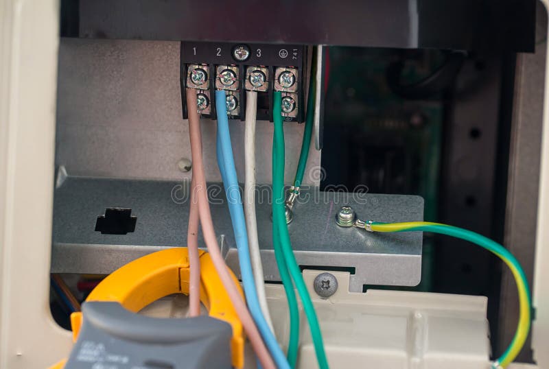 Elektrokabels met eindblok de elektrodraden wordt verbonden met klemmen in machtssysteem van direct voltage royalty-vrije stock afbeelding Elektrokabels met eindblok de elektrodraden wordt verbonden met klemmen in machtssysteem van direct voltage royalty-vrije stock afbeelding