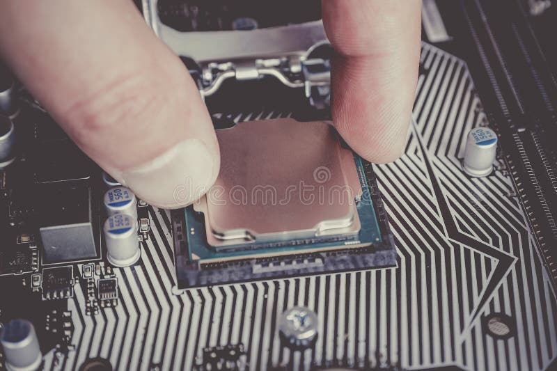 Elektronik-Ingenieur der Computertechnologie Wartungscomputer-CPU-Hardware-Verbesserung der Motherboardkomponente PC lizenzfreie stockfotos Elektronik-Ingenieur der Computertechnologie Wartungscomputer-CPU-Hardware-Verbesserung der Motherboardkomponente PC lizenzfreie stockfotos