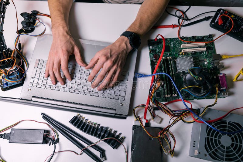 Elektronik-Techniker arbeiten - Testen und Konfigurieren von Computerhardware lizenzfreies stockfoto Elektronik-Techniker arbeiten - Testen und Konfigurieren von Computerhardware lizenzfreies stockfoto