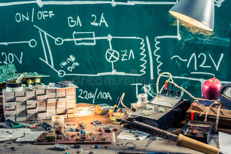 Elektroniki pracy biurko w physics lab fotografia stock Elektroniki pracy biurko w physics lab fotografia stock