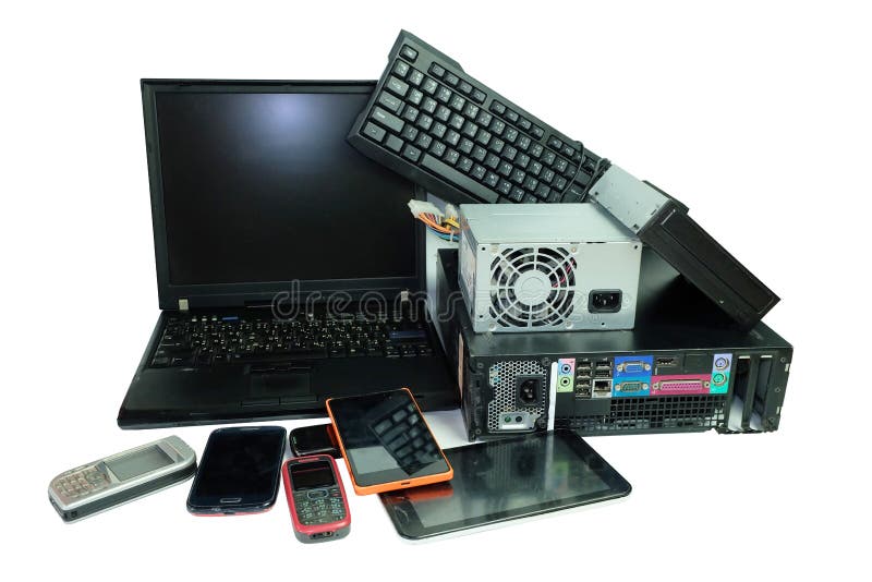 Elektronisch afval, gadgets elektronisch materiaal voor dagelijks gebruik, Laptop en bureaucomputer en celtelefoons die op wit wo