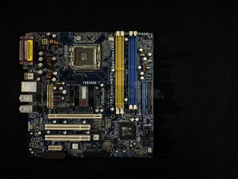 Elektronisch systeem van computermotherboard, digitale spaander met een transistor, een microschakeling op een zwarte achtergrond royalty-vrije stock foto Elektronisch systeem van computermotherboard, digitale spaander met een transistor, een microschakeling op een zwarte achtergrond royalty-vrije stock foto