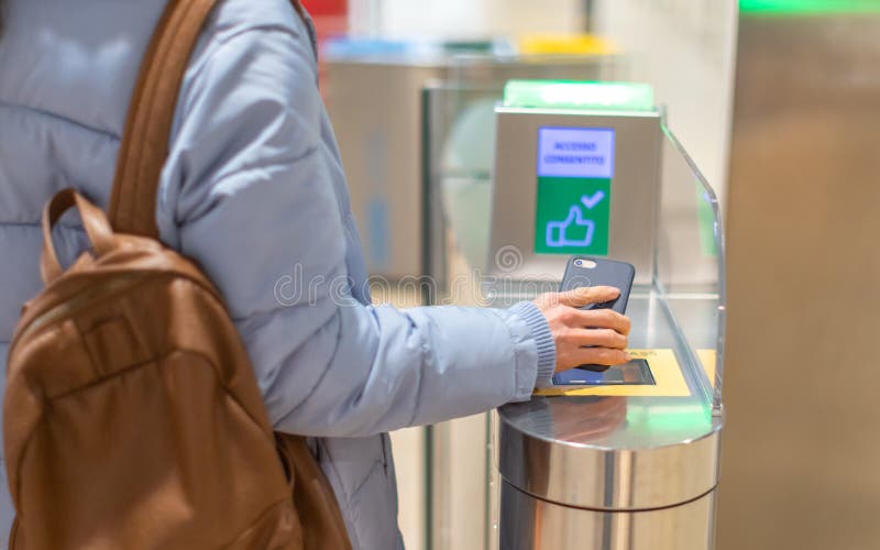 Elektronische Bordkarte und Passkontrolle auf dem Flughafen