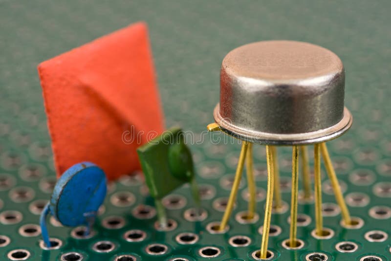 Elektronische componenten op kringsraad stock foto Elektronische componenten op kringsraad stock foto