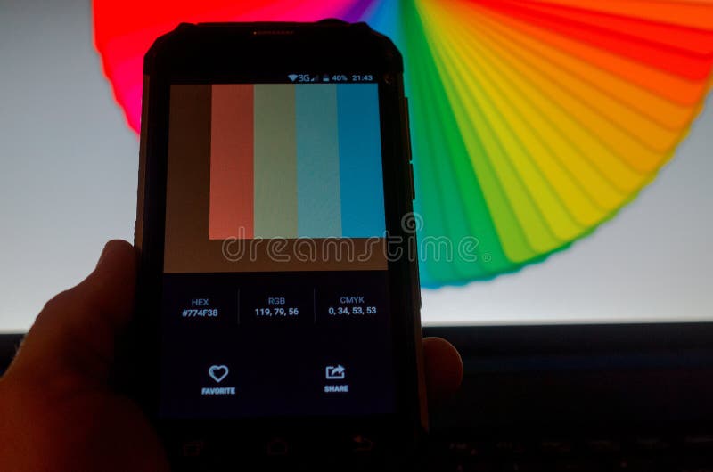 Elektronische Farbpaletten zwischen einem Smartphone und einem Laptop lizenzfreies stockbild Elektronische Farbpaletten zwischen einem Smartphone und einem Laptop lizenzfreies stockbild