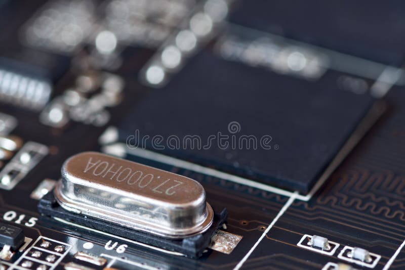 Elektronische oscillatorkring op motherboard stock afbeelding Elektronische oscillatorkring op motherboard stock afbeelding