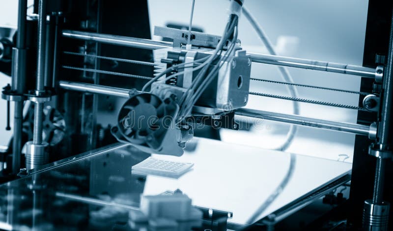 Elektronischer dreidimensionaler Plastikdrucker während der Arbeit, Drucken 3D stockbild Elektronischer dreidimensionaler Plastikdrucker während der Arbeit, Drucken 3D stockbild