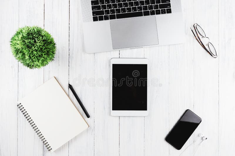 Elektronisches Gerät auf Arbeitsplatz lizenzfreies stockfoto