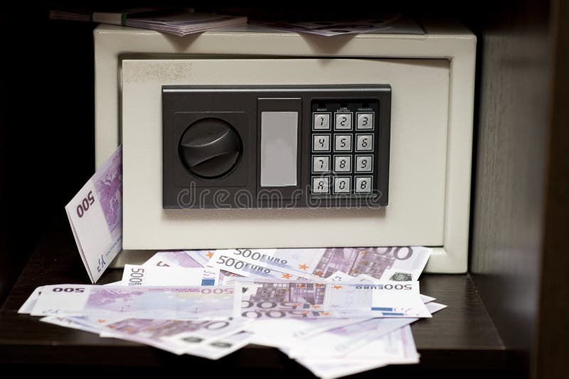 Elektronisches Stahlsafe mit Geld lizenzfreies stockfoto Elektronisches Stahlsafe mit Geld lizenzfreies stockfoto