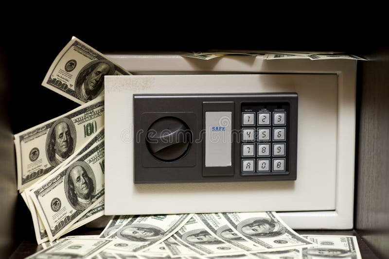 Elektronisches Stahlsafe mit Geld stockfoto Elektronisches Stahlsafe mit Geld stockfoto