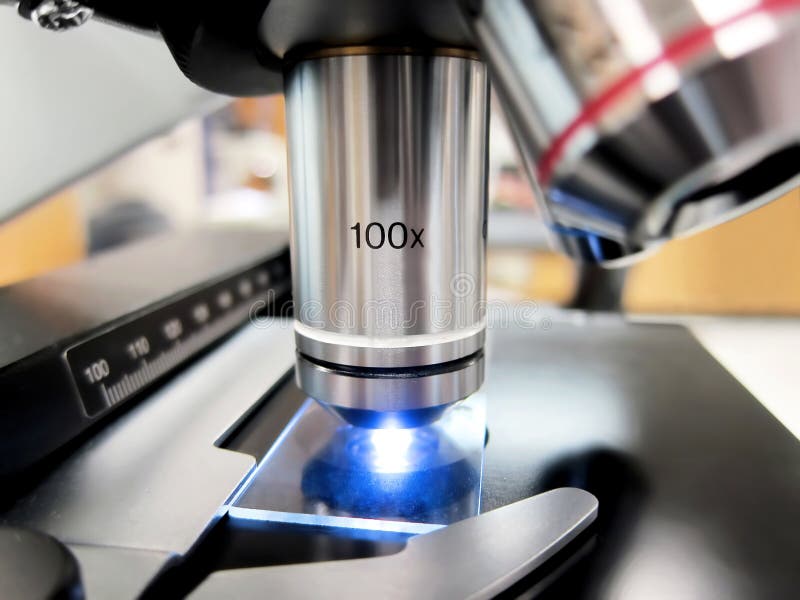 Elektronmikroskop i laboratorium fotografering för bildbyråer Elektronmikroskop i laboratorium fotografering för bildbyråer