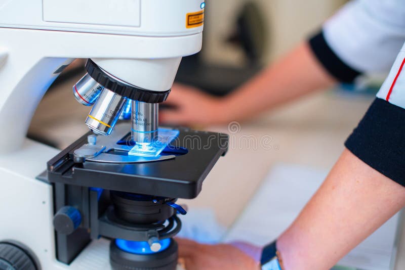 Elektronmikroskop på skrivbordet i det medicinska laboratoriumet arkivfoton