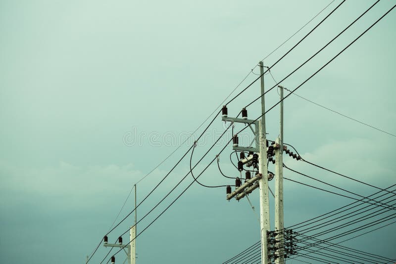 Elektropost door de weg met de kabels van de machtslijn, transformatoren en telefoonlijnen royalty-vrije stock foto Elektropost door de weg met de kabels van de machtslijn, transformatoren en telefoonlijnen royalty-vrije stock foto