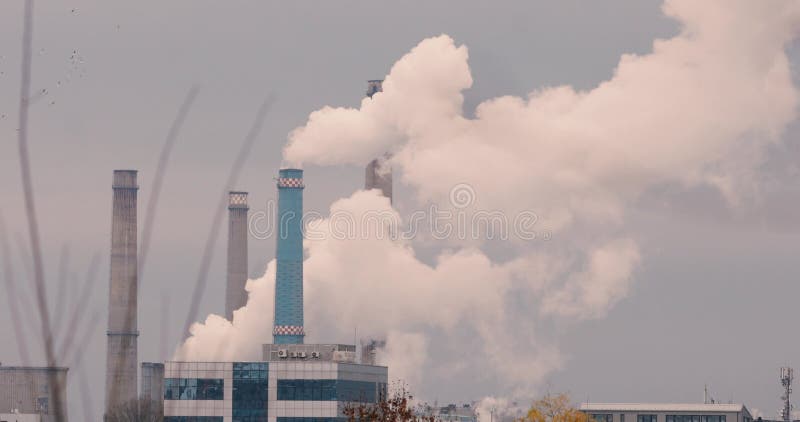 Elektrownia cieplna w zimowym dniu zimowym w Bukareszcie.