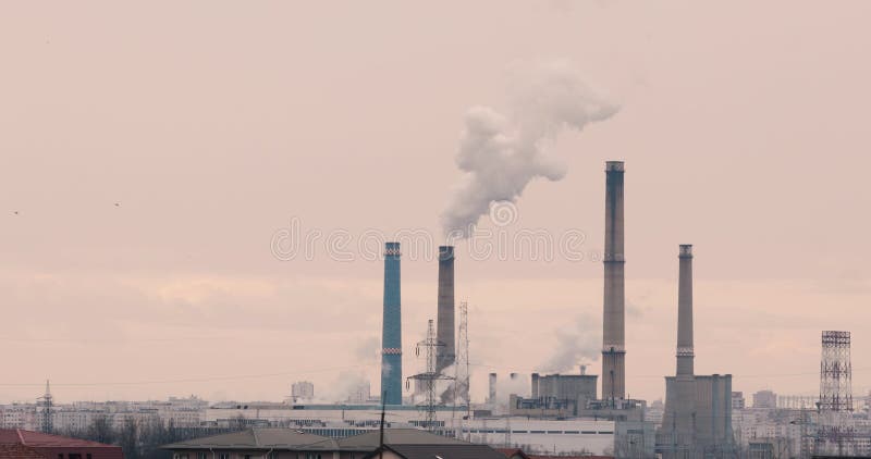 Elektrownia cieplna w zimowym dniu zimowym w Bukareszcie.