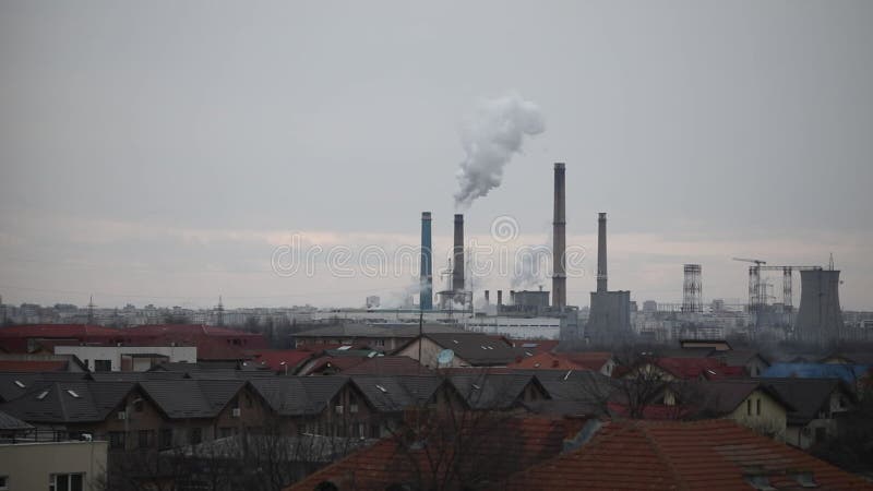 Elektrownia cieplna w zimowym dniu zimowym w Bukareszcie.