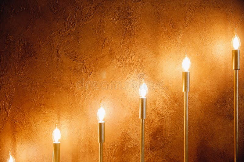 Elektryczne świeczki w candlesticks przeciw tłu żółta betonowa ściana obrazy royalty free Elektryczne świeczki w candlesticks przeciw tłu żółta betonowa ściana obrazy royalty free