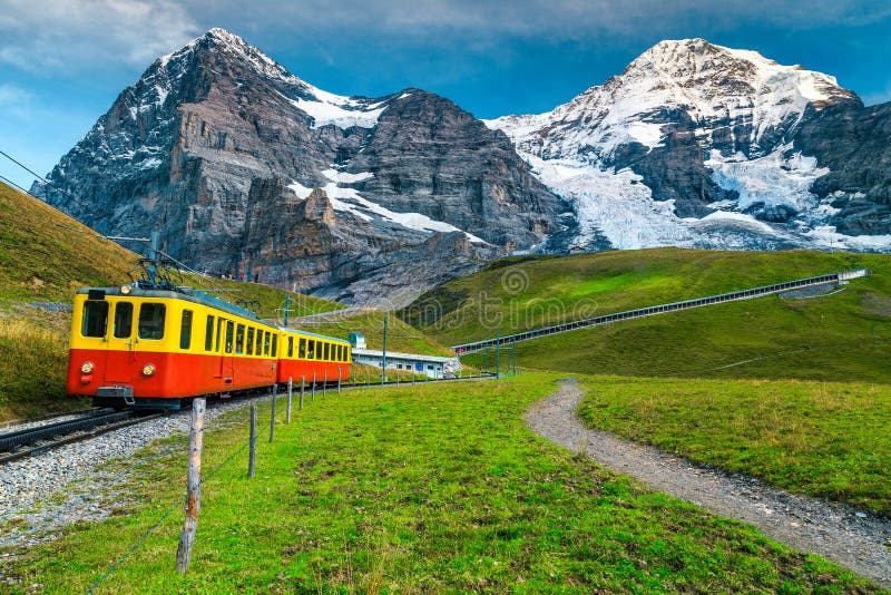 Elektrycznego turysty taborowa i śnieżna Eiger góra, Bernese Oberland, Szwajcaria zdjęcie stock Elektrycznego turysty taborowa i śnieżna Eiger góra, Bernese Oberland, Szwajcaria zdjęcie stock