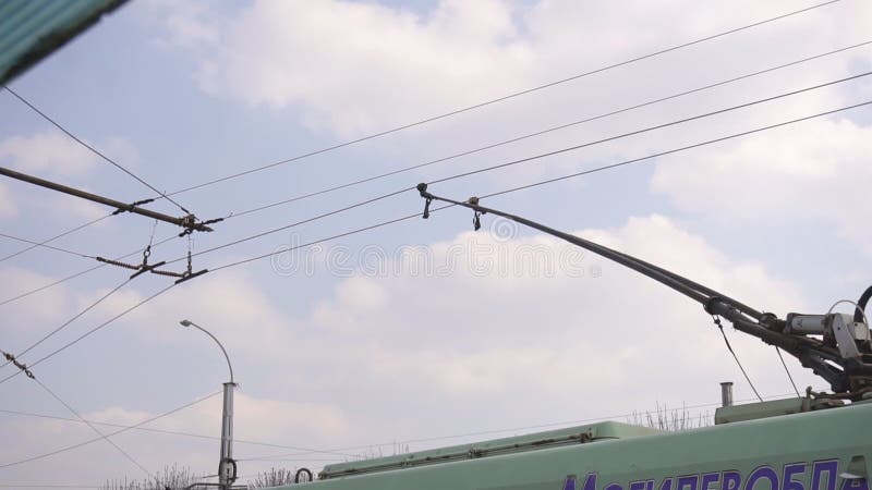 Elektryczni druty tło, na których iść trolleybus w mieście