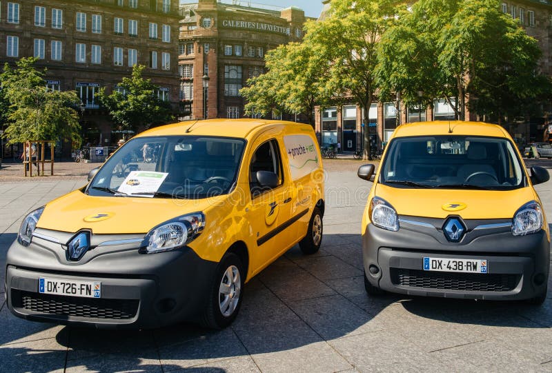 Elektryczni Renault La Poste samochody dostawczy na miejscu Kleber zdjęcie stock Elektryczni Renault La Poste samochody dostawczy na miejscu Kleber zdjęcie stock