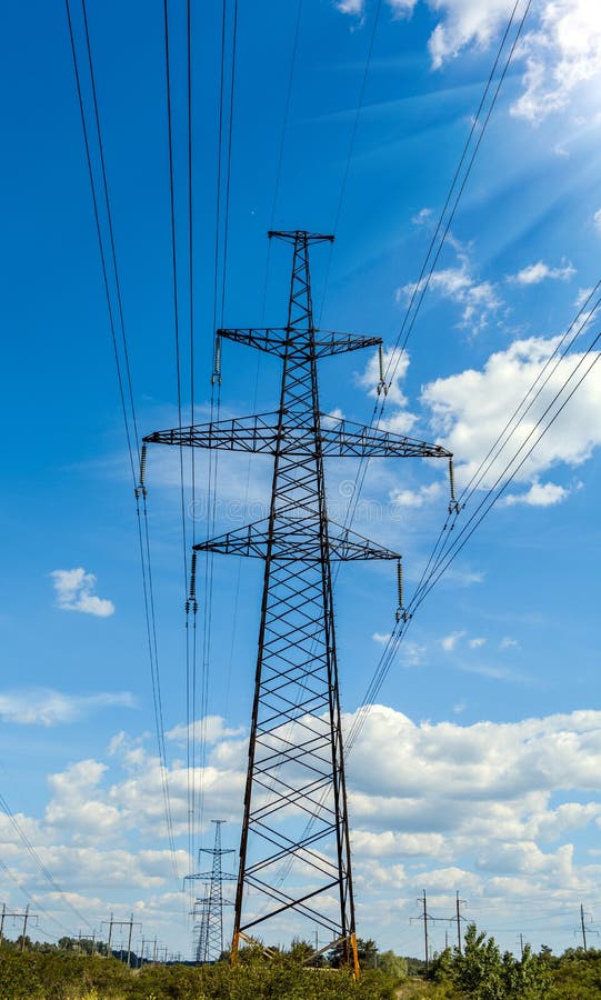 Elektryczność pilon sylwetkowy przeciw niebieskiego nieba tłu Woltażu wysoki wierza zdjęcia royalty free Elektryczność pilon sylwetkowy przeciw niebieskiego nieba tłu Woltażu wysoki wierza zdjęcia royalty free