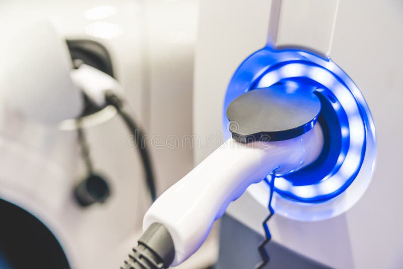 Elektryczny pojazd ładuje staci system przechuje władzę na białym nowożytnym samochodzie EV paliwo dla postępowego hybrydowego sa Elektryczny pojazd ładuje staci system przechuje władzę na białym nowożytnym samochodzie EV paliwo dla postępowego hybrydowego sa