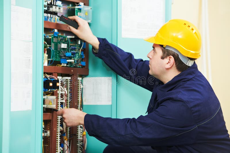 Download Elektryk Przy Zbawczego Lontu Przyrządem Zamienia Pracę Zdjęcie Stock - Obraz złożonej z gromadzić, actuator: 28960978