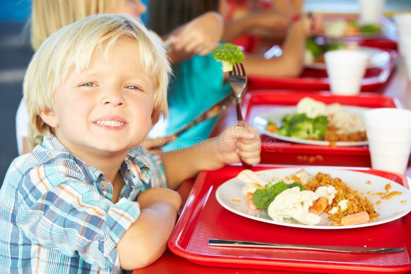 Elementaire Leerlingen die van Gezonde Lunch in Cafetaria genieten