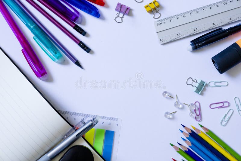 Elementi decorativi colorati disposti su sfondo bianco immagini stock