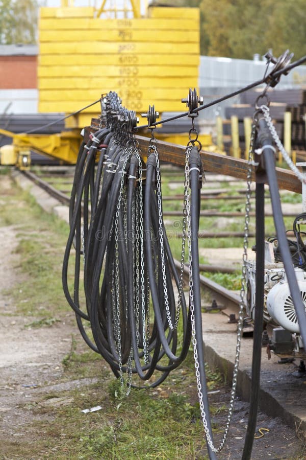Elements of the system for transporting a current-carrying cable for a moving crane. Elements of the system for transporting a current-carrying cable for a moving crane