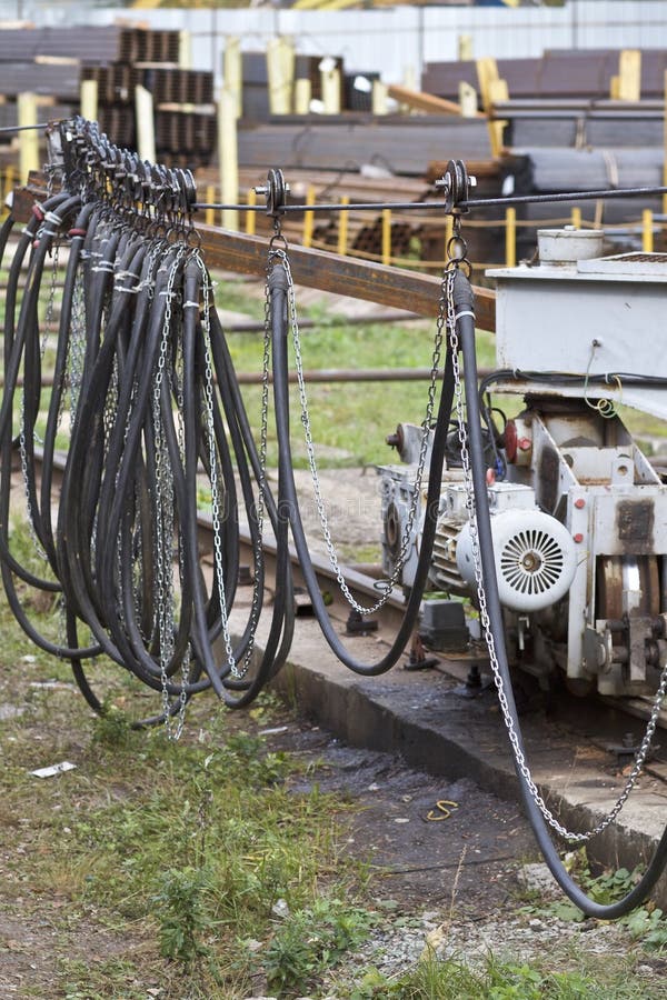 Elements of the system for transporting a current-carrying cable for a moving crane. Elements of the system for transporting a current-carrying cable for a moving crane