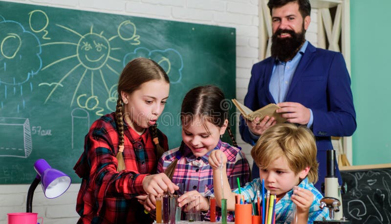Elementi di questa immagine ammobiliati dalla NASA Laboratorio di chimica Di nuovo al banco insegnante felice dei bambini Bambini fotografia stock libera da diritti Elementi di questa immagine ammobiliati dalla NASA Laboratorio di chimica Di nuovo al banco insegnante felice dei bambini Bambini fotografia stock libera da diritti