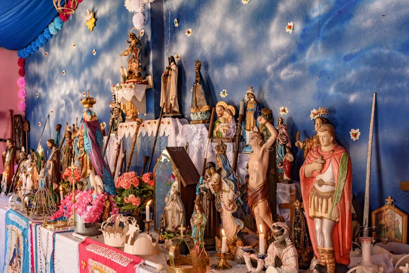 Elementi religiosi di miscelazione dell'altare del umbanda, candomble brasiliani e del cattolicesimo