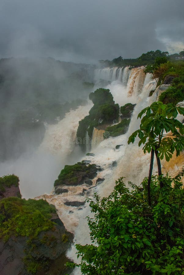 Elemento que rabia del agua en tiempo nublado y lluvioso Las cataratas del Iguaz?, Am?rica latina, la Argentina, cascadas imágenes de archivo libres de regalías Elemento que rabia del agua en tiempo nublado y lluvioso Las cataratas del Iguaz?, Am?rica latina, la Argentina, cascadas imágenes de archivo libres de regalías