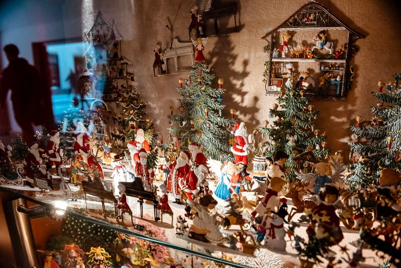 Elementos Da Decoração De Natal De Ano Novo No Mercado De Natal Na Europa Com árvores De Natal, Brinquedos E Lembranças Foto Editorial - Imagem de dezembro, curso: 197900891 Elementos Da Decoração De Natal De Ano Novo No Mercado De Natal Na Europa Com árvores De Natal, Brinquedos E Lembranças Foto Editorial - Imagem de dezembro, curso: 197900891