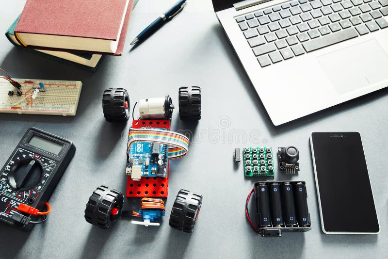 Elementos de Arduino UNO Plataforma dos programadores DIY foto de stock royalty free Elementos de Arduino UNO Plataforma dos programadores DIY foto de stock royalty free