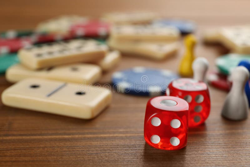 Elementos De Diferentes Juegos De Mesa Sobre Tabla De Madera Closeup