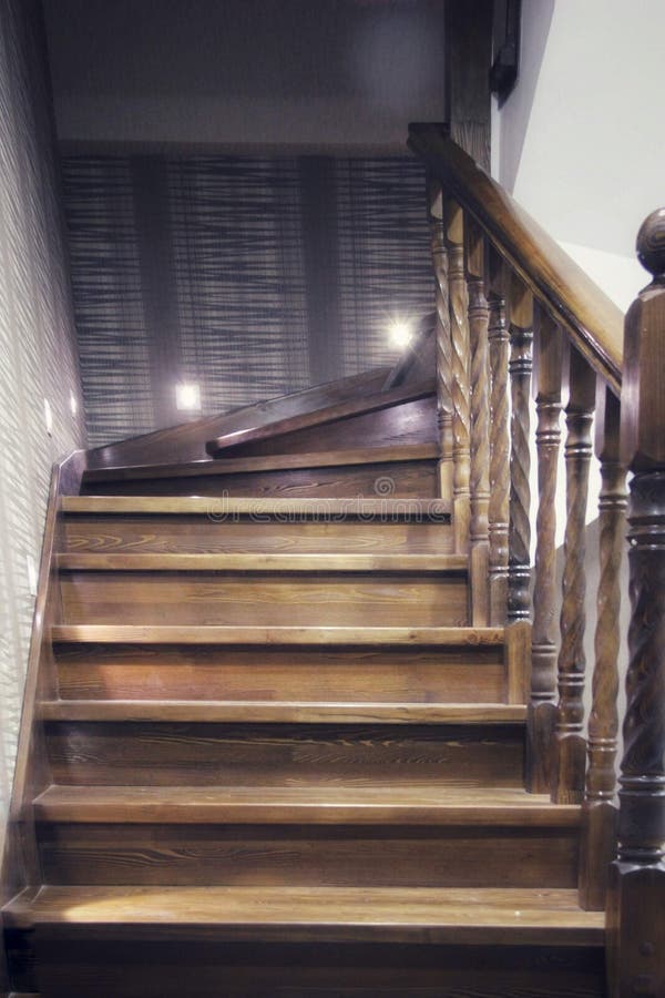 Escaleras De Madera Elegantes Imagen de archivo - Imagen de pasamano
