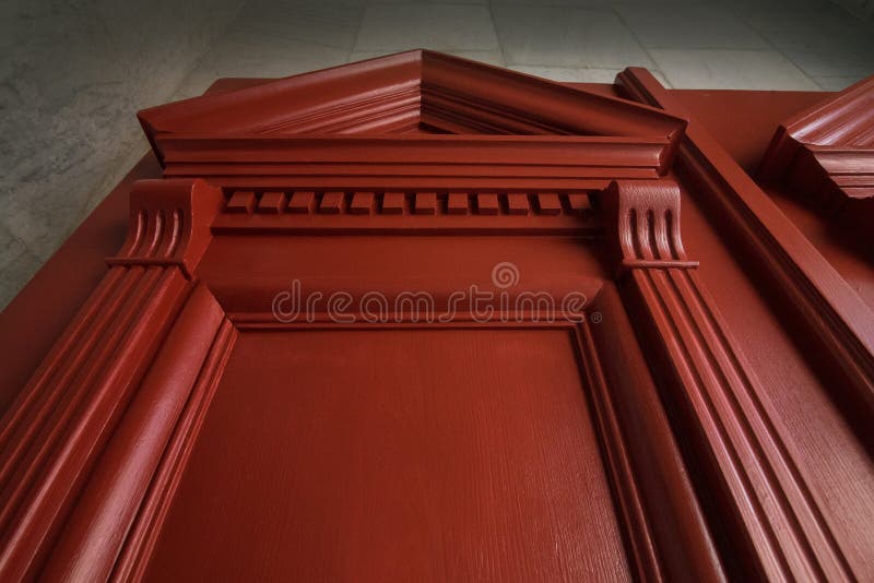 Elementos tallados de una antigua puerta de entrada después de la restauración y pintura foto de archivo libre de regalías