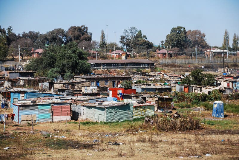 Slum in SOWETO, einer Vorstadt von Johannesburg stockbild