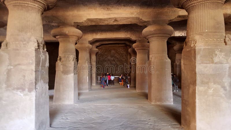Elephanta zawala się, Mumbai. Turystyczny punkt Elephanta zawala się w Mumbai jeden stare skały cięcia struktury India, perfect wyrażenia archaiczna Indiańska sztuka kojarząca kult władyka Shiva