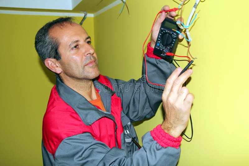 Eletricista no trabalho imagens de stock Eletricista no trabalho imagens de stock