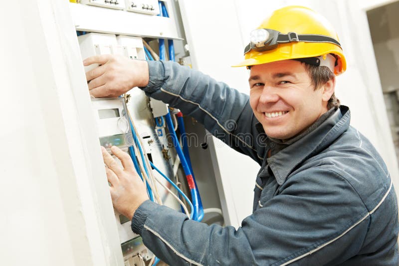 Elettricista che installa metro economizzatore d'energia fotografie stock libere da diritti Elettricista che installa metro economizzatore d'energia fotografie stock libere da diritti