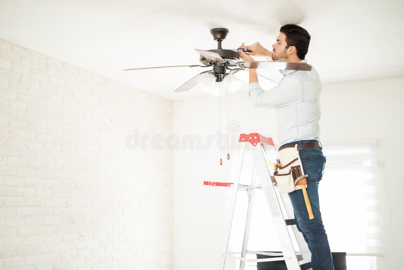 Elettricista che ripara un ventilatore da soffitto