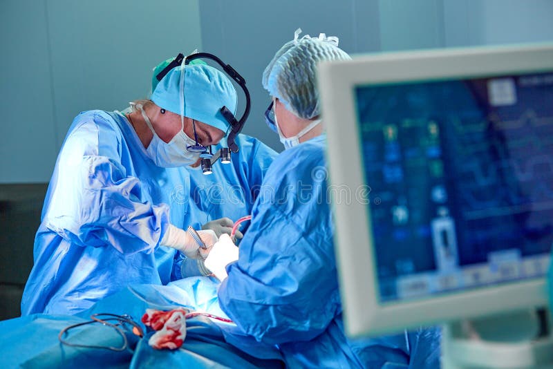 Elettrocardiogramma in chirurgia dell'ospedale che opera il pronto soccorso che mostra frequenza cardiaca paziente con il gruppo fotografie stock Elettrocardiogramma in chirurgia dell'ospedale che opera il pronto soccorso che mostra frequenza cardiaca paziente con il gruppo fotografie stock