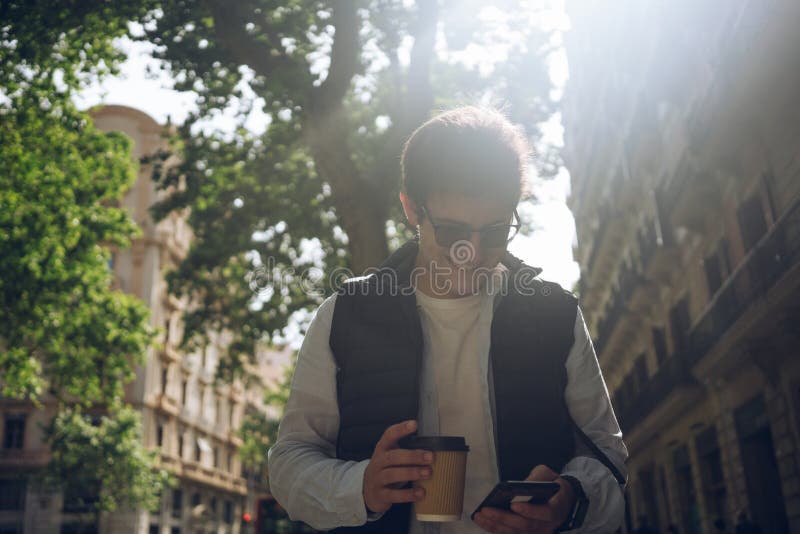 Elev îmbrăcat în mod ocazional cu celular. royalty free stock photos