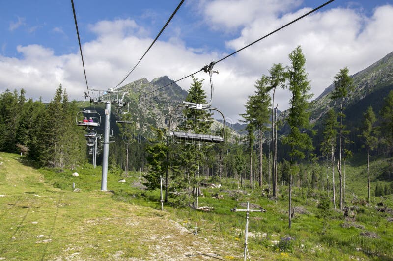 Elevación de silla en las altas montañas de Tatra que van de Strbske Pleso a Solisko, naturaleza asombrosa del verano alrededor imagen de archivo Elevación de silla en las altas montañas de Tatra que van de Strbske Pleso a Solisko, naturaleza asombrosa del verano alrededor imagen de archivo