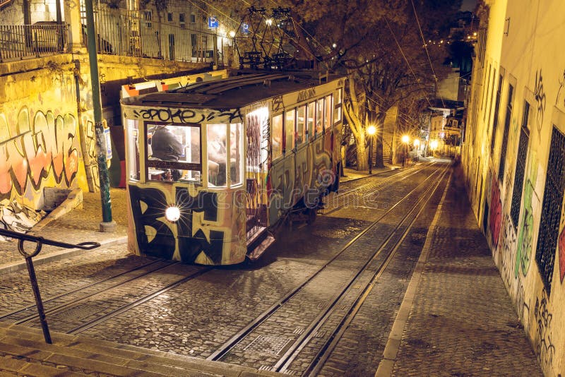 Elevación del teleférico en Lisboa por la tarde fotografía de archivo libre de regalías Elevación del teleférico en Lisboa por la tarde fotografía de archivo libre de regalías
