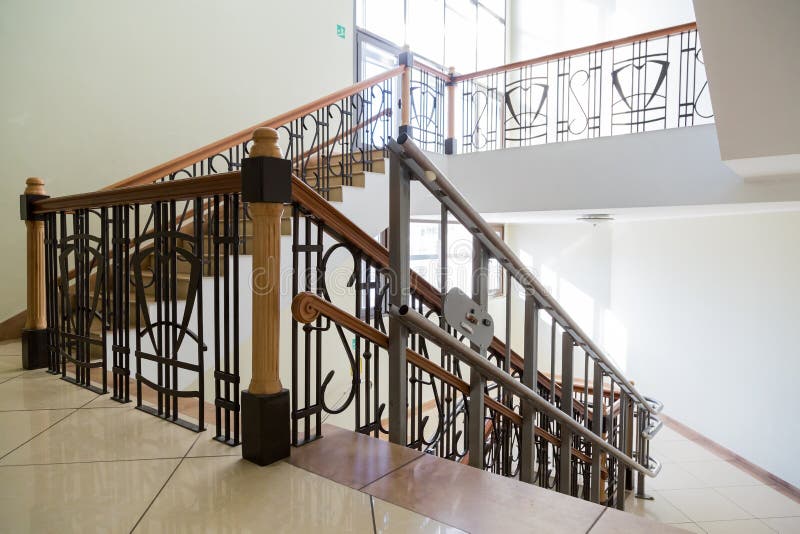 Elevador da escada para os enfermos Escadas da construção pública fotografia de stock Elevador da escada para os enfermos Escadas da construção pública fotografia de stock